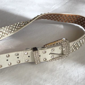 ✨Bling bling skärp✨ - Ett vitt skärp i lite snake/croc-mönster dekorerat med blingiga stenar✨ silverfärgade detaljer✨ aldrig använt så i helt nyskick✨ inga stenar saknas✨ frakt ingår ej utan kostar 42kr✨skriv om det finns några frågor✨