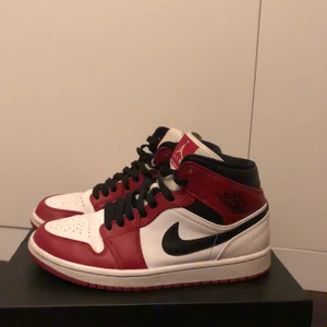 Nike jordans  - Ett par Jordan 1 mid använda men ändå bra skick köpta för ett halvår sen för 1600 säljer för 900.storlek 40,5 parar 39-40,5 en luftbubbla på sidan men inget man tänker på. Köparen står för frakten. Högsta bud 1400. 