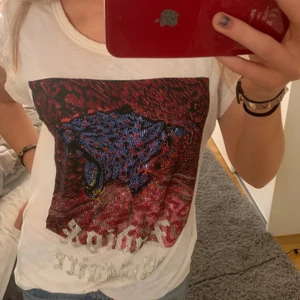 Zadig tröja - Så snygg tröja från Zadig & Voltaire med coola mönster! Köpte tröjan för ungefär en månad sedan, så den är knappt använd! Nypris 1100kr, Buda från 430kr💞