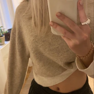 Stickad tröja - En jättesnygg beige stickad tröja! Passar perfekt nu till våren/sommaren. Storlek M men passar även som S. Köpt i höstas för 399kr på hm. Möts upp i Stockholm annars står köparen för frakten:) Buda från 80kr eller köp direkt för 200kr