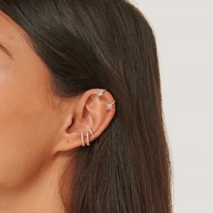Ear Cuff Set från Nakd  - Säljer ett set helt oanvända Ear Cuffs från Nakd. Inte ens provade. Säljer då det inte riktigt är min stil. Köparen står för frakt