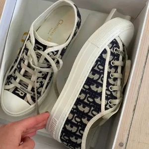 Dior skor - Säljer nu mina älskade Dior skor då dom aldrig kom till användning. Använda 1 gång, så ser nästan helt nya ut. Allt medföljer, skriv privat för fler bilder eller frågor! Nypris : 820£