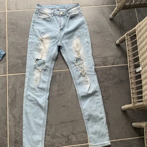 Jeans hål - Ett par jätte snygga jeans som ja tyvär har tröttnat på. De är i jätte bra kvalite. Kontakta för mer bilder🌸frakt ingår inte 