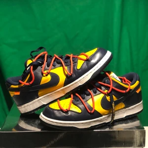 Nike Dunk Low University Gold Off White - Nike Dunk Low University Gold Off White Pris: 4250kr fraktad! Skick: 8/10 EU 40.5 US 7.5 Box och All OG medföljer FRI FRAKT! Eller meet up i Stockholm DM för köp, bud eller frågor osv