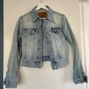 Levis jeansjacka - Vintage Levis jeansjacka.                                                Behöver tvättas!