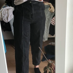 Svarta weekday jeans - Säljer mina fina weekday jeans då dom tyvärr blivit för korta för mig. Straight leg och svin snygga och bekväma. 