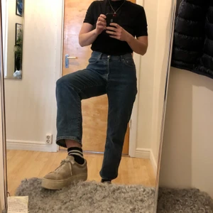 NA-KD JEANS - Använt fåtal gånger, sköna jeans men lite för stora på mig 