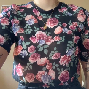 Blommig meshtop - Söt och blommig meshtop💖 Storlek 34 och lite genomskinlig! Använd ett fåtal gånger då den är lite för liten för mig:/