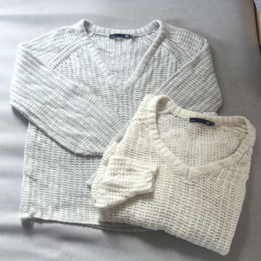 2 st glesatickade tröjor, en grå och en vit! Super fina bas tröjor! 50kr styck eller 80kr för två exkluslusive frakt 💜. Stickat.