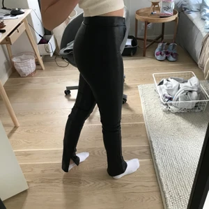 Skin byxor - Skidbyxor med en slits som man själv kan styra (dragkedja) super snygg💖passar på mig som är 1,70💖