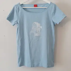Ljusblå t-shirt med screentrycket 