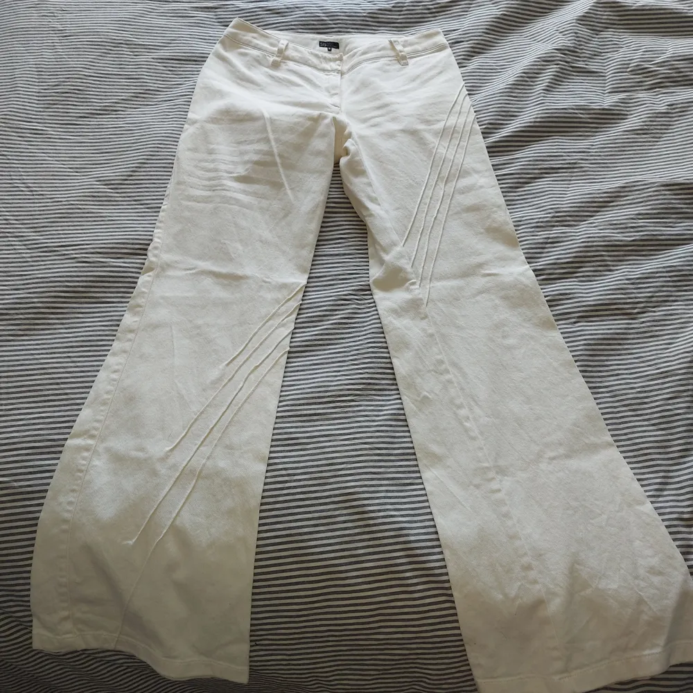 Vita lågmidjade jeans med ränder snett längsbenen, väldigt fint skick. Bootcut! . Jeans & Byxor.