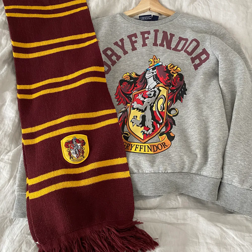 Säljer härmed mitt Harry Potter, Gryffindor SET för att jag sparar till att köpa samma saker fast med mitt egna elevhem, Ravenclaw💙 Halsduken kommer ifrån London och är ett orginal, och tröjan är ifrån HM. . Övrigt.