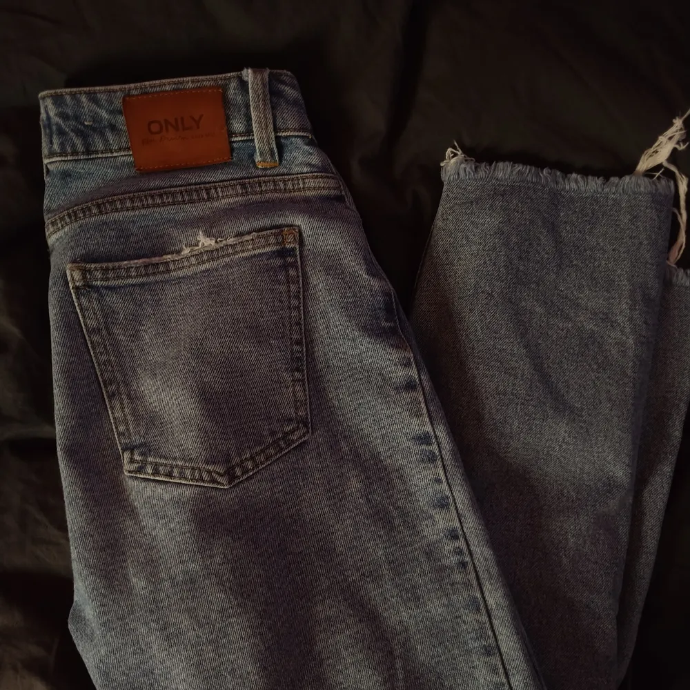 Blåa mom jeans från Only 💓 Nästintill oanvända så dom är nyskick, säljer eftersom dom är för småa tyvärr. Säljer för 100+frakt💓 Pris går att diskutera 💕. Jeans & Byxor.
