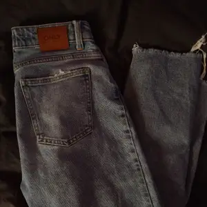 Blåa mom jeans från Only 💓 Nästintill oanvända så dom är nyskick, säljer eftersom dom är för småa tyvärr. Säljer för 100+frakt💓 Pris går att diskutera 💕