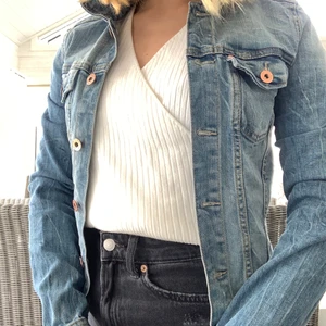 Jeans jacka  - Fin jeans jacka men kommer tyvär inte till användning. Bra skick och material🌸frakt ingår inte 