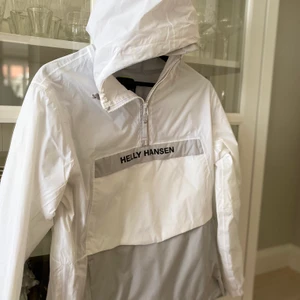 Jätte snygg HELLY HANSEN regnjacka/vindjacka  - Säljer min snygga HELLY HANSEN jacka då den är lite stor för mig som brukar ha XS. Köpt för 1000kr men säljer för 500kr. Bra skick ingen missfärgning eller skador. Den är i strolek M men skulle passa en S. 