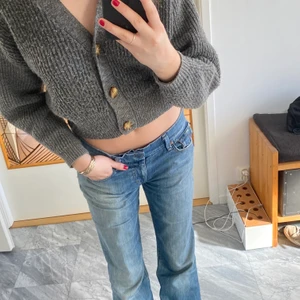 Zara kofta - Sjukt söt Zara kofta som passar till allt! Gillar den verkligen men har inte kommit till användning, så knappt använd. Kort i modellen och funkar både stängd och öppen 💟