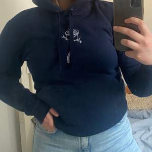 En supersnygg marinblå hoodie ifrån thecoolelephant!💙 endast använd 2 gången så den är i väldigt bra skick! Nypris ca 600 kr men säljer den nu för 350, kan även tänka mig att sälja för billigare vid snabb affär +köparen står för frakt.💙