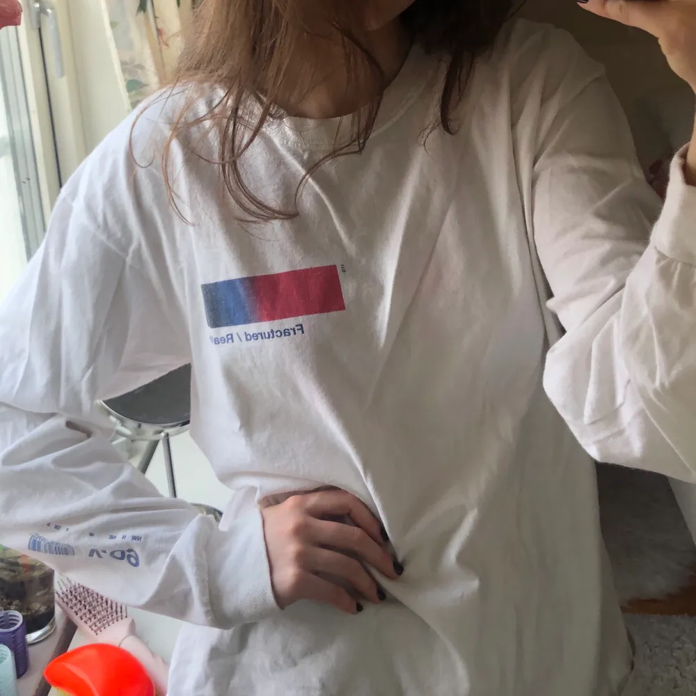 Cool långärmad t-shirt från Urban Outfitters med trendigt tryck bak, lite fram och på ena ärmen. Det är storlek S (herrstorlek) så sitter rätt oversized på mig som brukar ha M! Köparen står för frakten.. T-shirts.