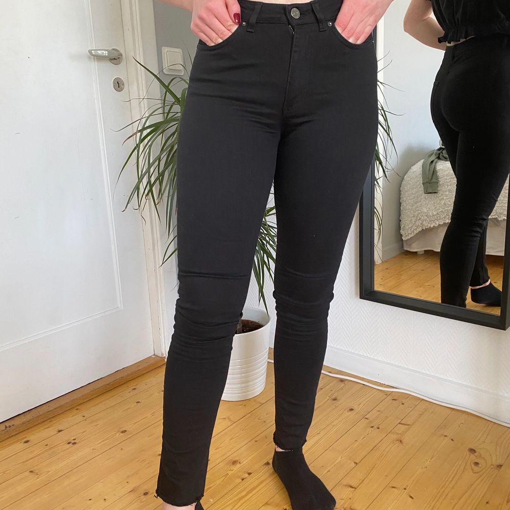 Svarta jeans från Acne | Plick Second Hand