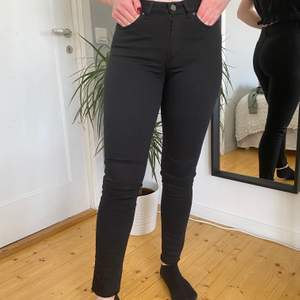 Säljer ett par svarta jeans från acne, väldigt bra skick. Jeansen är stretchiga! 