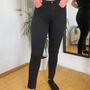 Svarta jeans från Acne - Säljer ett par svarta jeans från acne, väldigt bra skick. Jeansen är stretchiga! 