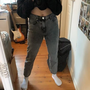 Grå/svarta jeans, storlek 38 - Grå/svarta högmidjade jeans i storlek 38 från Grinatricot. Pris: 200kr inklusive frakt