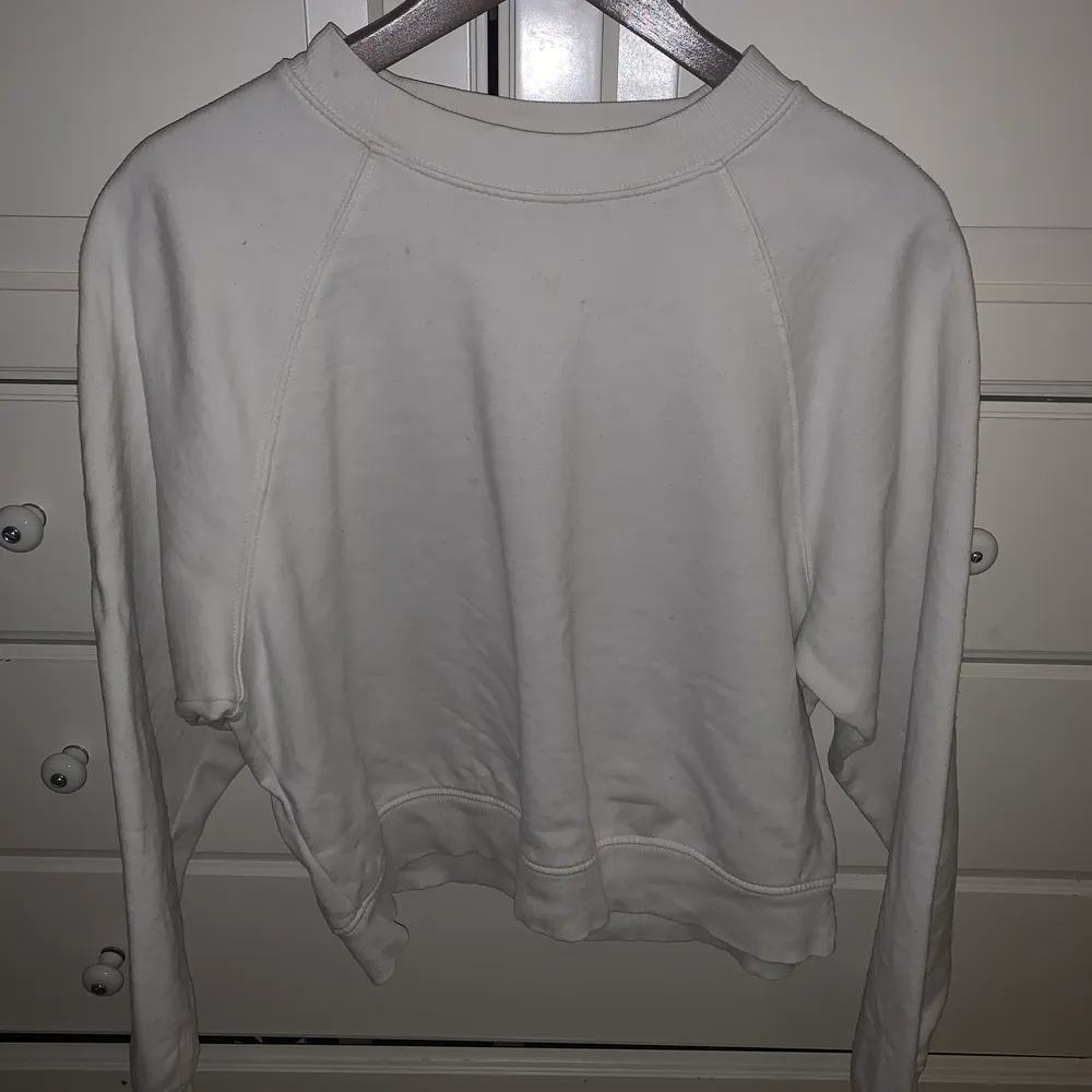 Säljer denna vita sweatshirt från ginatricot i storlek M, frakt ingår ej💗. Tröjor & Koftor.