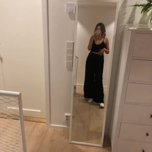 Svarta, vida manchesterbyxor - Långa svarta manchesterbyxor som är vida i benen och höga i midjan. Byxorna är i strl 40 från Zara och är väldigt varma och sköna!