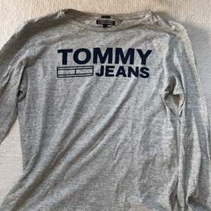 En långärmad Tommy Hilfiger t-shirt i Organic Cotton, strl 176 vilket motsvarar S i herrstrl. Använd i cirka ett år till och från. Gott skick, felfri! Nypris: 600kr