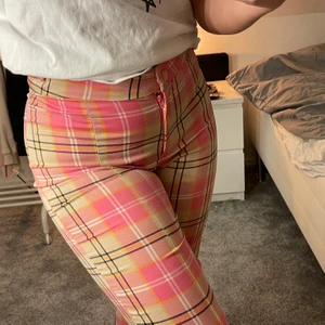 Rutiga byxor från Monki - Svinballa byxor från Monki! Man är väldigt unik i dessa och så snygga i sommar 😍 Slits framtill och även blixtlås. Storlek 38 men kan även passa en 36a 🥰🥰 150kr