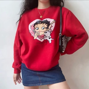 Betty bop sweatshirt - En röd sweatshirt från etsy som aldrig kommer till användning (använd 1 gång). Bilderna är från hemsidan, men kom privat för fler bilder☺️
