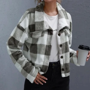 Fluffig jacka i rutigt mönster  - Säljer en vår/höstjacka i väldigt mjukt och fluffigt material i storlek S. Använd några fåtal gånger, så väldigt fint skick. Sitter väldigt bra på och är väldigt värmande trots att den är hyfsat tunn. Köparen står för frakten. 