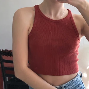 Linne - Jättefint vinrött linne till sommaren🌸 står att det är M men ser ut såhär på mig som vanligtvis har S, dock väldigt stretchigt material. (Köpare betalar frakt)