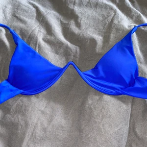 Bikiniöverdel  - Säljer nu min blåa bikiniöverdel från SHEIN. Endast använd två gånger. Storlek L men är mer som en M. Justerbara axelband. Köparen står för frakten. Buda i kommentarerna, avslutar idag 25/3 kl 20.00🤍
