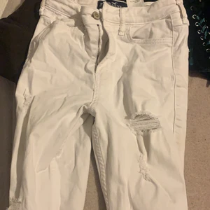 Jeans  - Säljer ett par så fina hollister jeans❤️ Dom är ny köpta fick de i present men har ej användning så i ny skick ❤️ passar XS och  S 