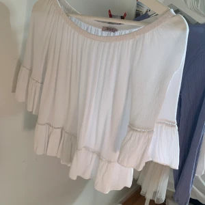 Super söt blus! - Super söt tessie blus som knappt är använd. Töjbar så passar många kroppstyper! Buda från 50kr+frakt eller köp direkt för 100kr+frakt