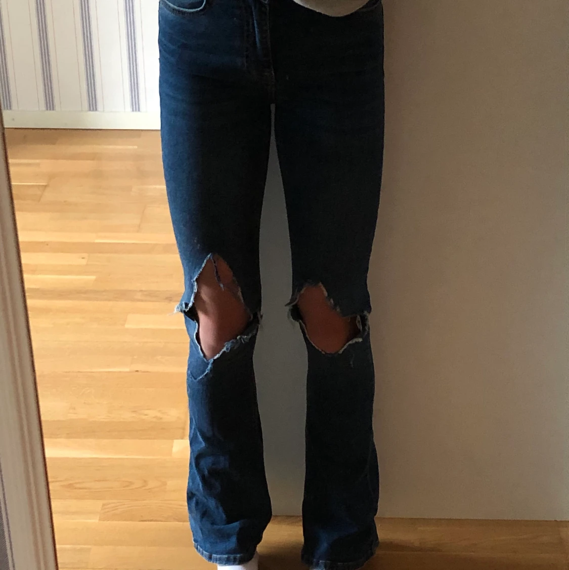 Blå bootcutjeans från ginatricot