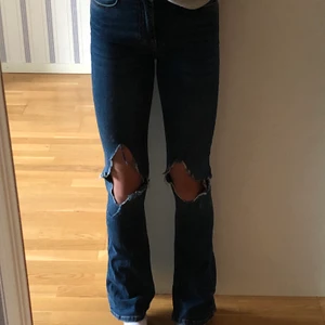 Blå bootcutjeans från ginatricot - Blå bootcutjeans från gina trocot. Storlek xs med hål i, bra skick!!🤍