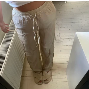 Linnebyxor  - Säljer dessa superfina byxor från missgudied, skulle säga att de är som linnebyxor i materialet men lite åt det svalare håller. Bilderna är lånade men säljer exakt samma helt oanvända🥰 skulle säga att de sitter fint på mig som är en M. Köparen står för frakt 