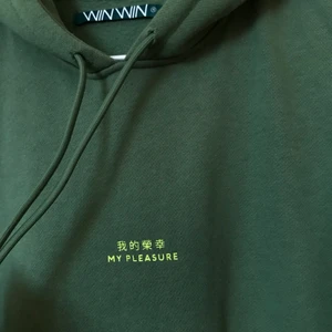 Hoodie Carlings - Grön hoodie med texten ”my pleasure” storlek S. I nyskick. Frakten kostar 79kr 
