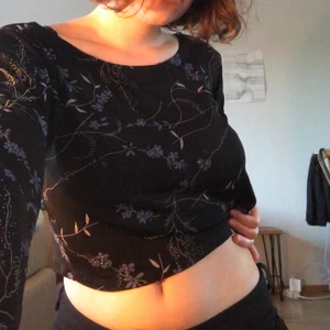 Blommig topp - Svart topp med blåa blommor. Får ingen användning för denna men den är i bra skick och väldigt stretchig. Frakt tillkommer men annars kan jag mötas upp🌞