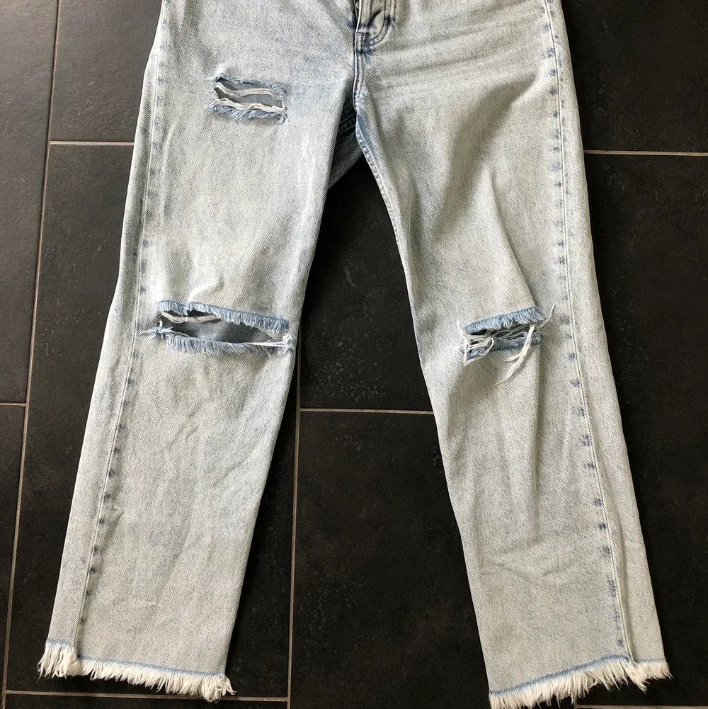 Ljusa stentvättade jeans från na-kd. Använda ett fåtal gånger. Från NA-KD i stl 36 🌟 inkl frakt. Jeans & Byxor.