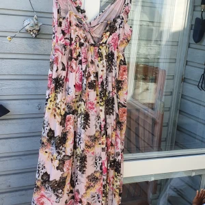 Lång summer klänning  - I mycket bra skick och användade cirka 3 dager. Bra till summer och har en söt design bakom bar man kan designerar. Finns fler bilder och bud I kommenterna. Då sitter som över size 
