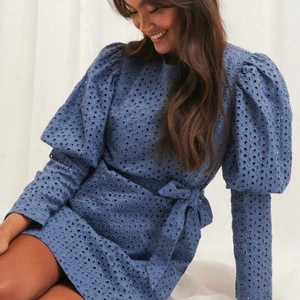 Nakd klänning - Säljer min fina klännig ifrån nakd! Jag säljer klänningen på grund av att den har blivit för liten för mig. Använd endast en gång! Storlek 34, men passar mer som en 36! Kontakta mig för mer bilder och bättre information! Nypris 500, säljer för 200! Köparen står för frakt!☺️