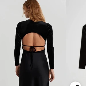 Body med öppen rygg - Helt oanvänd med prislappen kvar! Köpt för 300 i början av året och har inte kommit till användning. Storlek 34/xs, velvet material 