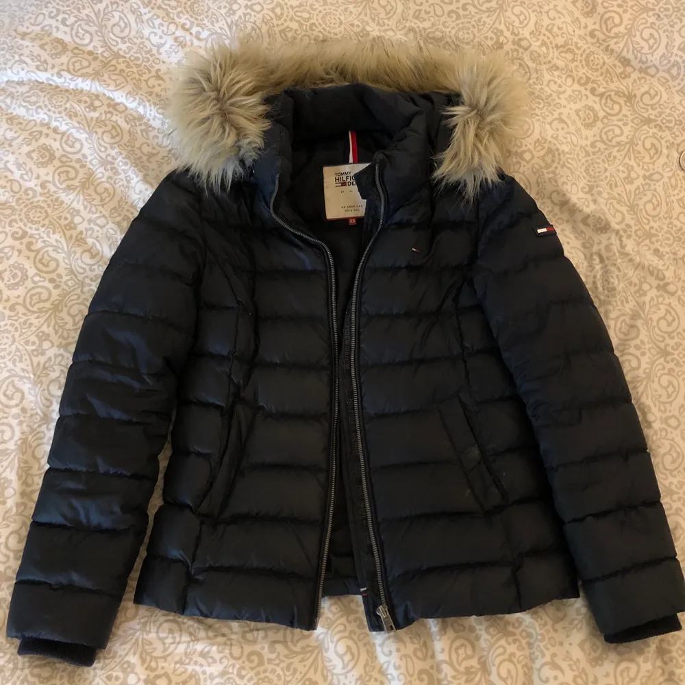 En Tommy Hilfiger jacka i storlek XS, men passar på mig som oftast har S. Nypris 2499kr. Fint skick. Avtagbar päls och luva. En liten skada på ärmen från en buske som varken syns eller märks tydligt (bild 2). Jackor.