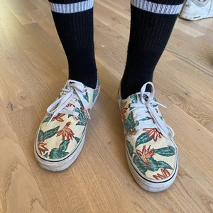 Blommiga Vans Authentic  - Blommiga Vans med mönster. Vet ej nypriset på dessa. Men vill ha 250kr. Har lite smutsig sula. Kommer självklart fixa det innan ni får varan. Finns i Skärmarbrink i Stockholm. Så kan mötas upp i Stockholm eller skickas. Storlek 40. Unisex.