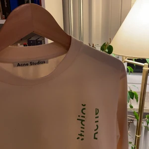 Acne Studios tröja  - Acne Studios tröja i mycket fint skick - original pris: 1140 SEK. Storlek: XS 